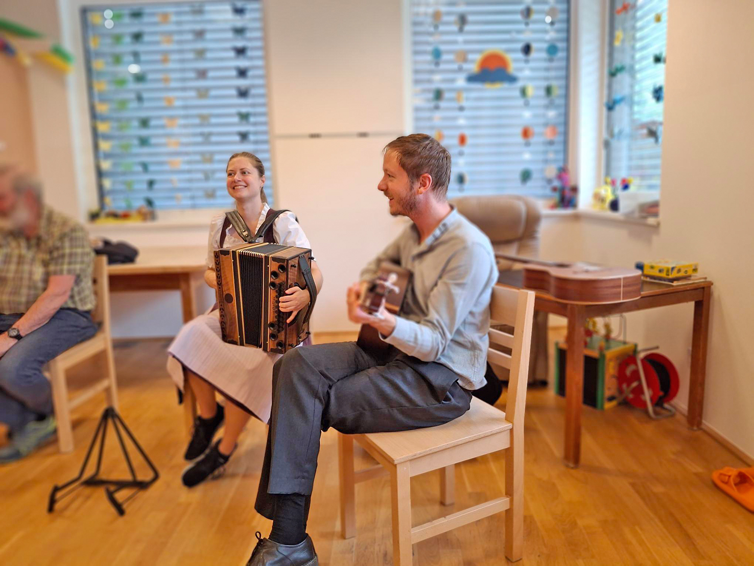Das Musikduo beim Aufspielen Das Musikduo beim Aufspielen